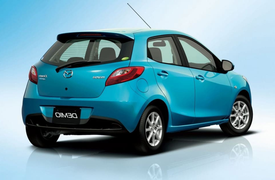 Замена аккумулятора Mazda Demio